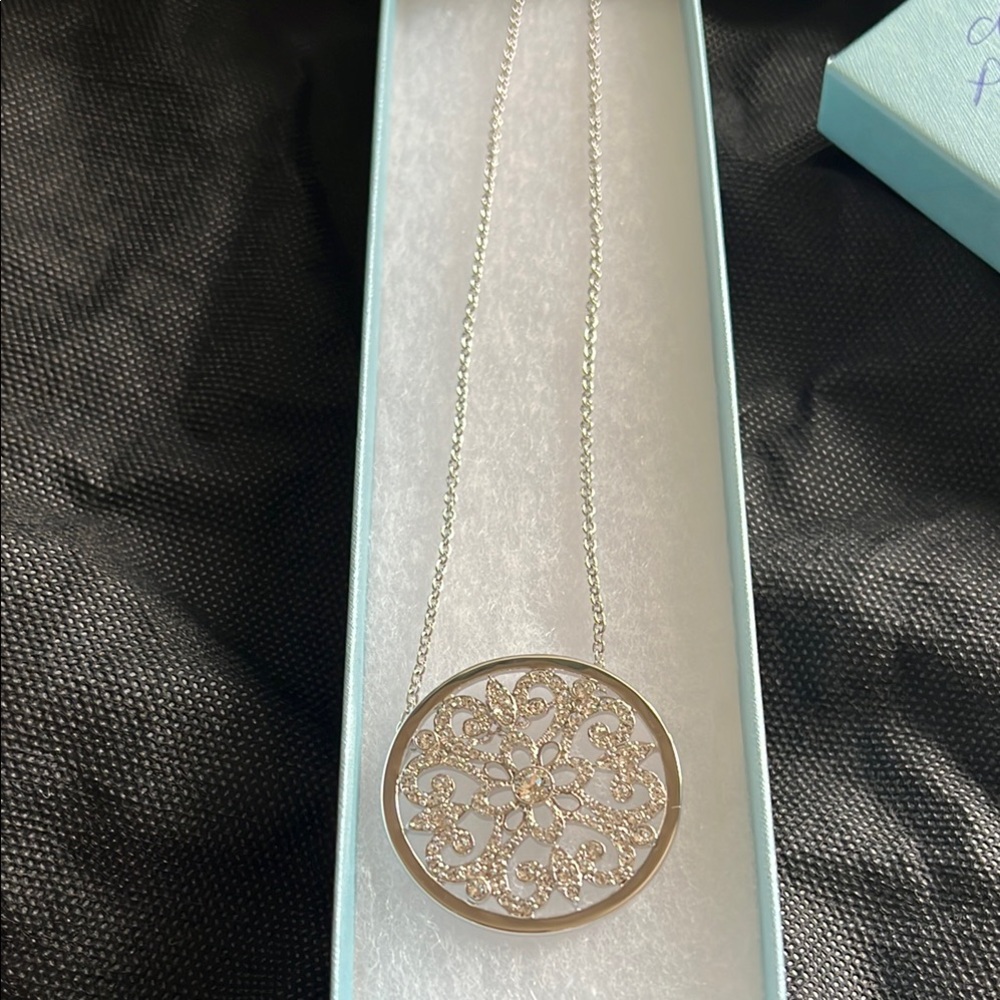 Elegant Silver Filigree Pendant Necklace
